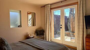 1 chambre, bureau, fer et planche à repasser, lit parapluie