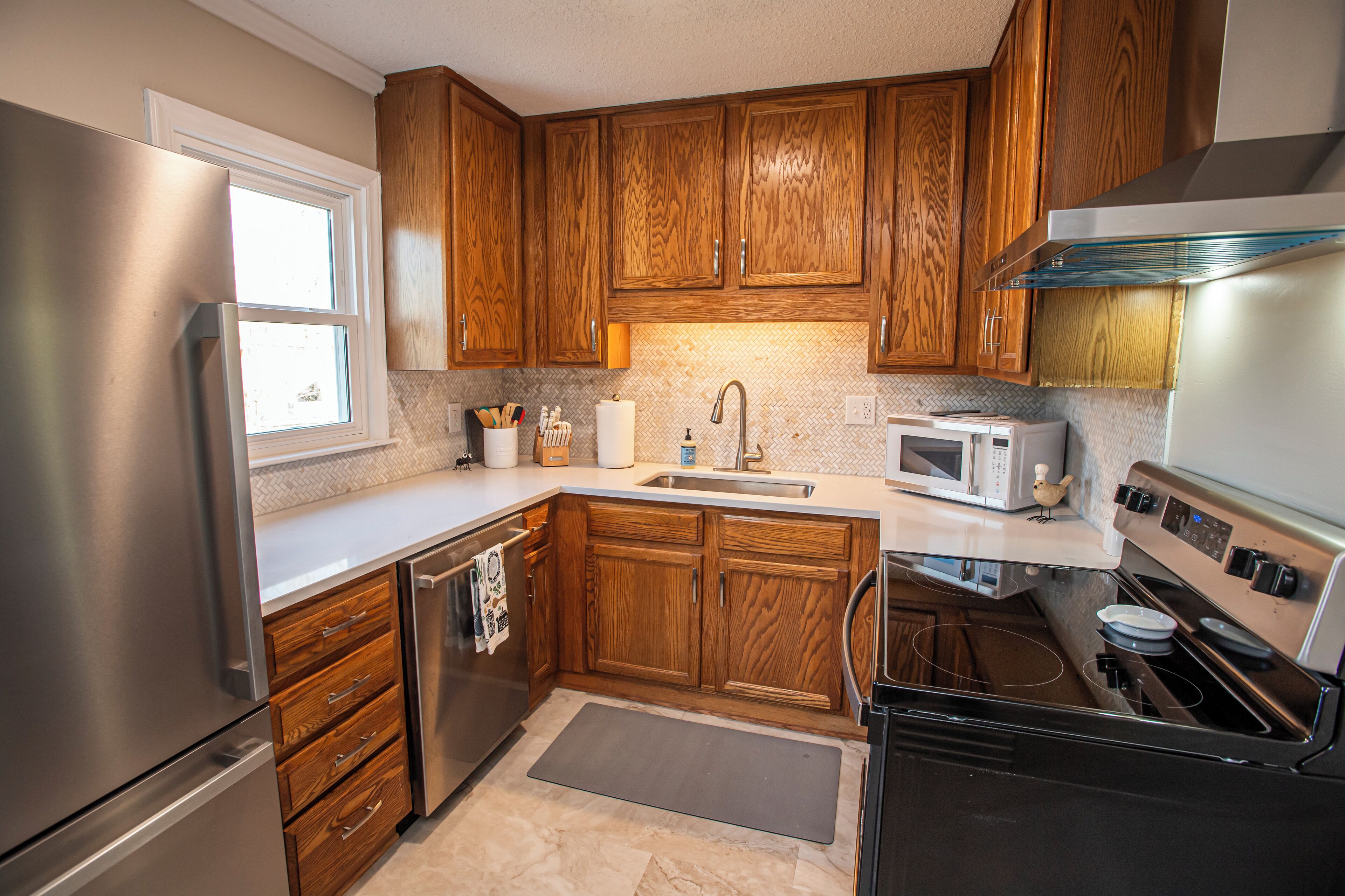 Coffee/tea maker, fridge, microwave, oven