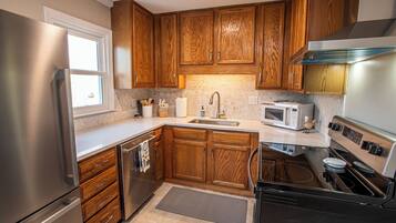 Coffee/tea maker, fridge, microwave, oven