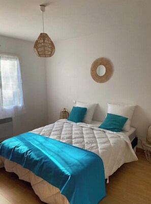 4 quartos, ferros/tábuas de passar roupa, roupa de cama