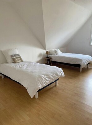 4 chambres, fer et planche Ă repasser, draps fournis