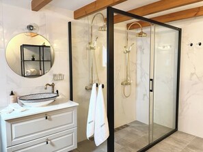 Dusche, Haartrockner, Handtücher, Seife