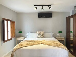 3 slaapkamers, een strijkplank/strijkijzer, wifi, beddengoed