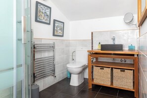 Regadera, secadora de cabello, toallas, jabón 