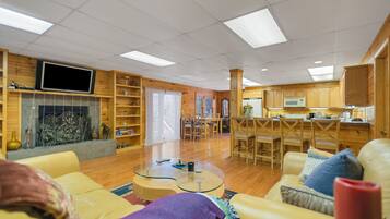 Televisión y chimenea