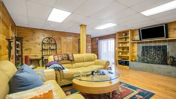 Televisión y chimenea