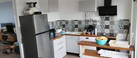 Réfrigérateur, micro-ondes, four, plaque de cuisson