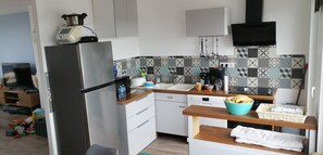 Een koelkast, een microgolfoven, een oven, een kookplaat