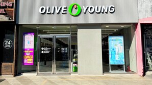 Une devanture de magasin avec une enseigne indiquant « OLIVE YOUNG ».