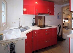 Réfrigérateur, four à micro-ondes, un four, surface de cuisson