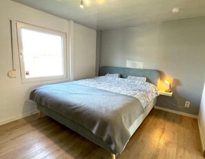 2 bedrooms, desk, WiFi, bed sheets