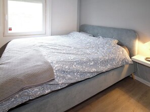 2 bedrooms, desk, WiFi, bed sheets