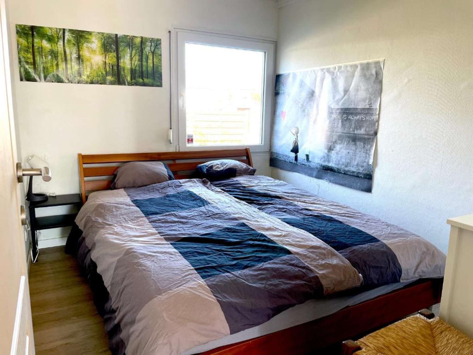 2 bedrooms, desk, WiFi, bed sheets