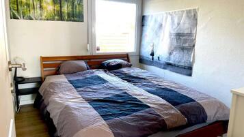 2 bedrooms, desk, WiFi, bed sheets