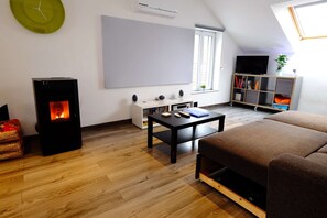 Televisio, takka, kirjoja