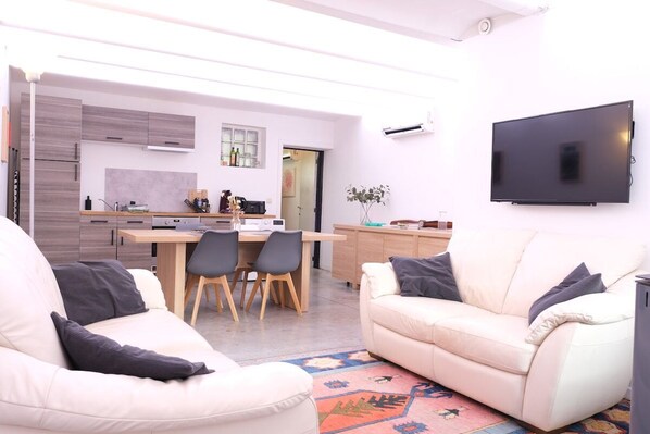 Télévision, cheminée, livres