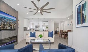 Smart TV, fireplace - White Sand Luxury | Walk to Beach | Private Pool & Spa (Naples)