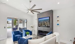 Smart TV, fireplace - White Sand Luxury | Walk to Beach | Private Pool & Spa (Naples)