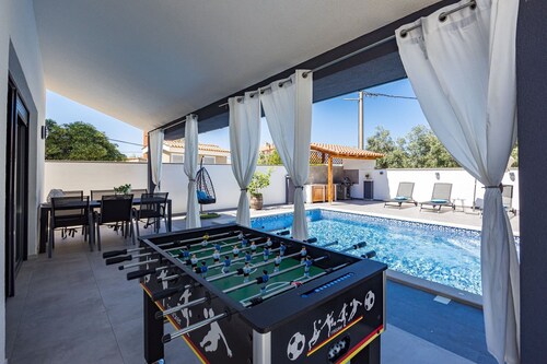 Villa With Pool, Jacuzzi, Table Tennis