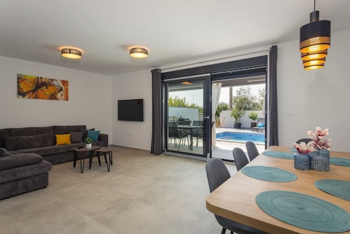 Villa With Pool, Jacuzzi, Table Tennis