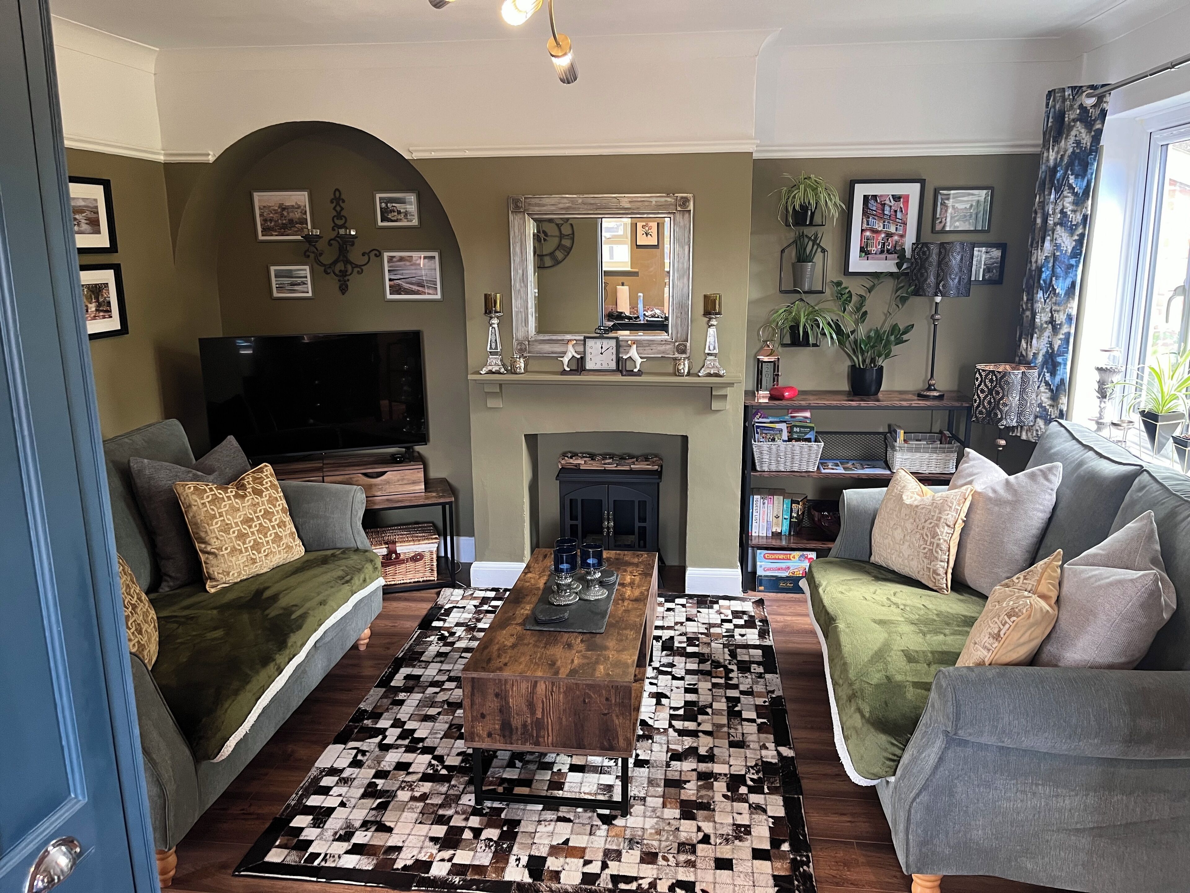 TV connectée, cheminée, livres