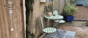 Cosy House in historic market town. Pet friendly with large enclosed garden.
