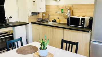 Réfrigérateur, micro-ondes, four, plaque de cuisson