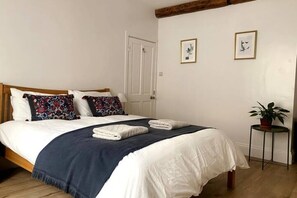 2 chambres, fer et planche à repasser, Wi-Fi, draps fournis