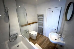 Sèche-cheveux, serviettes fournies, savon, papier toilette