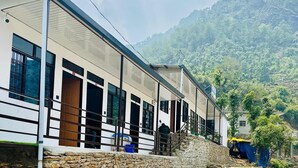 Front of property - Mandakini Valley Resort (Ukhimath)
