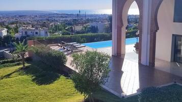 Biệt thự, nhiều phòng ngủ, hút thuốc, hồ bơi riêng | Hiên