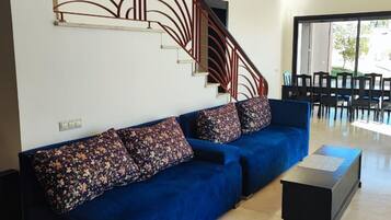 Biệt thự, nhiều phòng ngủ, hút thuốc, hồ bơi riêng | Phòng khách