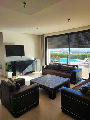 Villa, plusieurs chambres, fumeur, piscine privée | Coin séjour