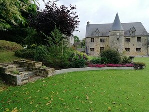 Property grounds - Cottage set in the grounds of our 16th century Manor. (PICAUVILLE)
