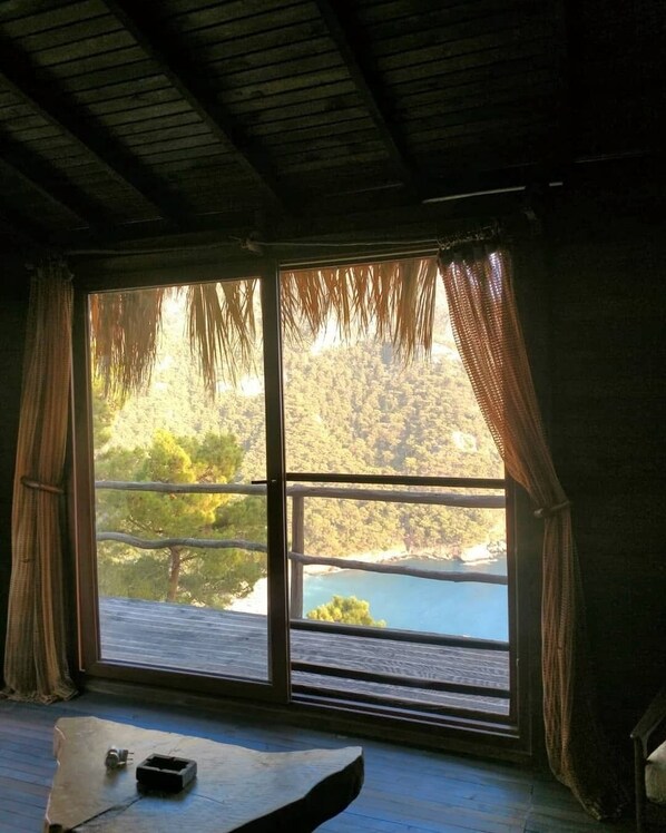 Una habitación con un ventanal grande que da a un paisaje pintoresco.