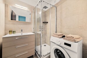 Dusj, hårføner, håndklær og såpe