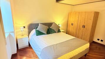 3 bedrooms, desk, iron/ironing board, travel cot