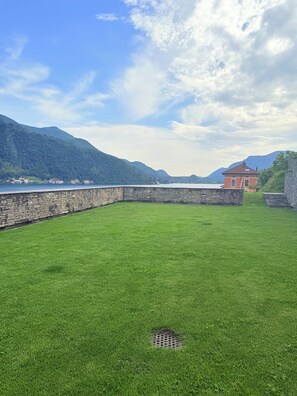 Property grounds - GRITTI PALACE MORCOTE
CAMELIA (Morcote)