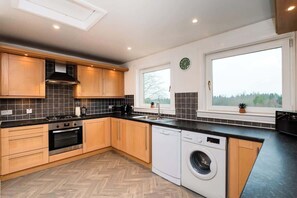 Een koelkast, een microgolfoven, een oven, een kookplaat