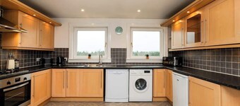 3 Bed House-Free Parking-6Beds