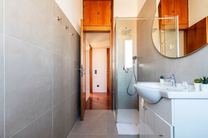 Dusche, Haartrockner, Handtücher, Seife