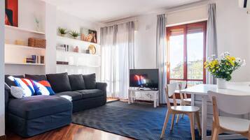 Fernseher, DVD-Player, Bücher, Stereoanlage