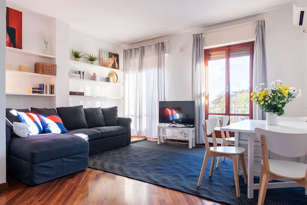 TV, DVD player, books, stereo