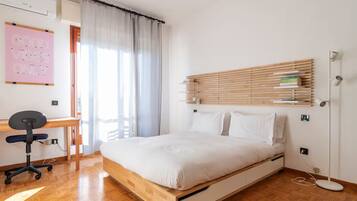 2 Schlafzimmer, Schreibtisch, Bügeleisen/Bügelbrett, Reisekinderbett