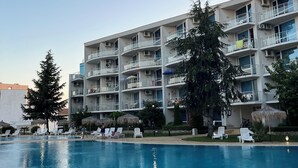 Un hôtel moderne doté d’une piscine, de nombreux balcons et d’espaces extérieurs aménagés pour se détendre.
