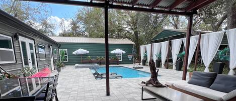 Een buitenzwembad en een verwarmd zwembad