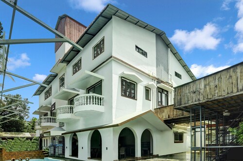 Spacious Comfort Stays Near Candolim Beach