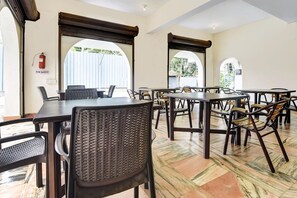 House | Dining - Spacious Comfort Stays Near Candolim Beach (Candolim)