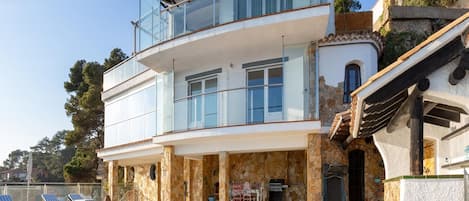 Villa | Exterior