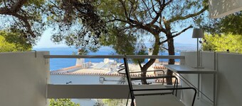 A beautifully renovated summer home, with all amenities and a spectacular view.